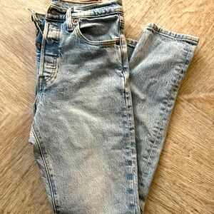 Light washed 501’s Skinny Levi Jeans.